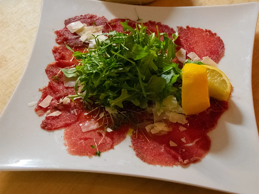 Carpaccio di Manzo mit Rucola und hauseigenem Olivenöl