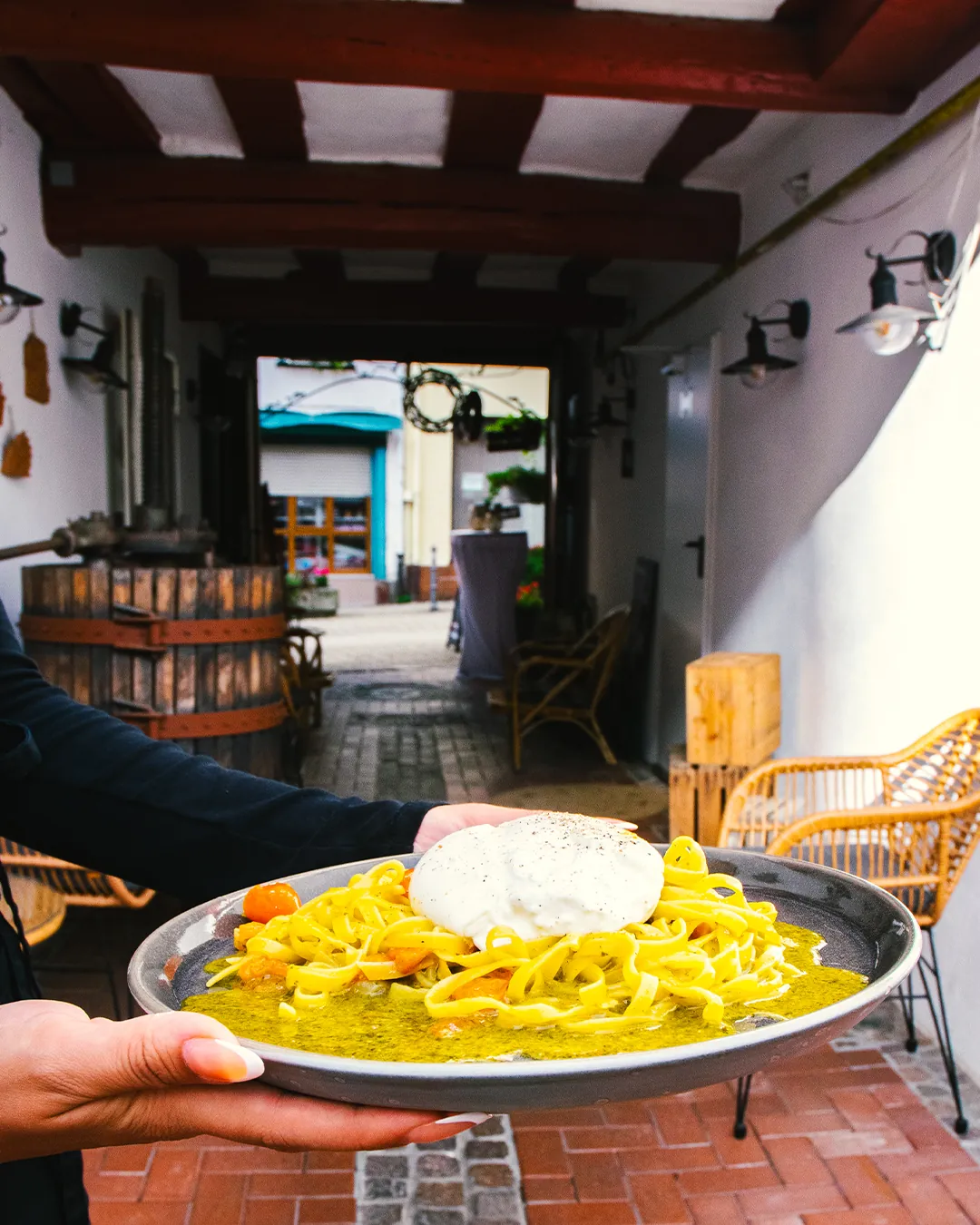 Pasta wird durch den Durchgang zur Terrasse serviert