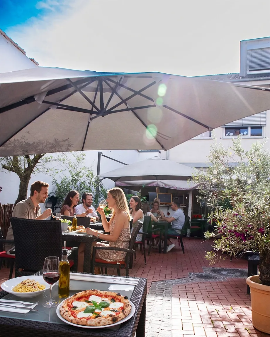 Tische auf der Terrasse der Pizzeria da Gino